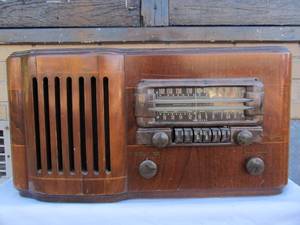 Vintage Deco Wards Airline Tube Radio