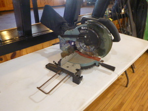 lot 9 image: Master Mechanic 10 Compound Miter Saw