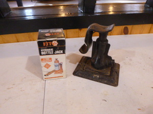 lot 26 image: 2 Jacks