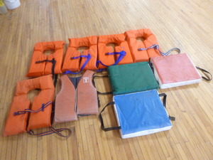lot 44 image: 6 Life Jackets with 3 Floatable Devices