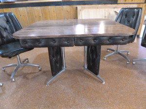 lot 94 image: Dining Set