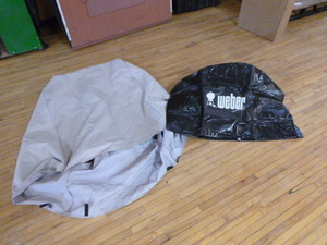 lot 116 image: 2 Grill Covers