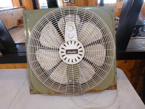 lot 141 image: Hunter Window Fan