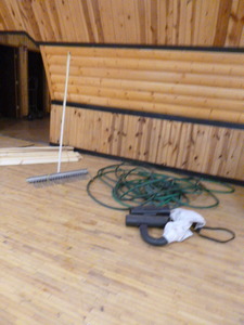lot 142 image: 3 Garden Hoses, Roof Rake, Blower Attachments