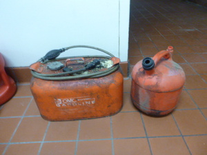 lot 148 image: Boat Gas Tank and Gas Can