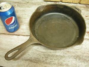 lot 11 image: Vintage Griswold #6 SkilletFry Pan