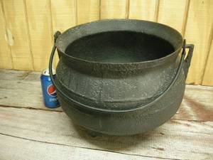 lot 12 image: Old LookCast Iron Cook PotCauldron