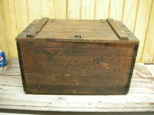 lot 22 image: Early Vintage Hamm Brewing Co. Wooden Crate