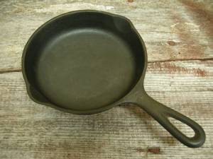 lot 64 image: Wagner Ware #3 Skillet Fry Pan