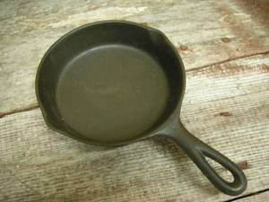 lot 65 image: Lodge #3 Cast Iron Skillet Fry Pan