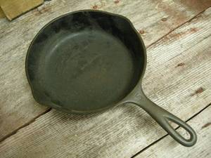 lot 68 image: Wagner Ware 5 Cast Iron Skillet Fry Pan