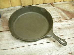 lot 70 image: Wagner Ware GHC 11-34 Skillet