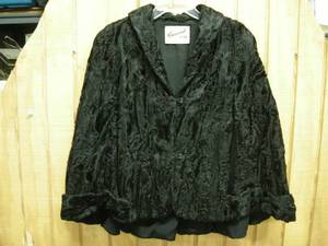 lot 90 image: Vintage Womans Fur Coat