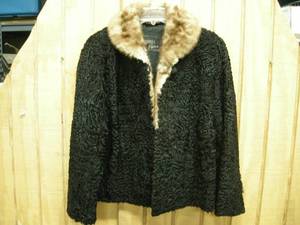 lot 91 image: Vintage Womans Fur Coat
