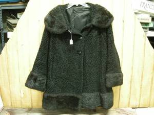 lot 92 image: Vintage Womans Fur Coat