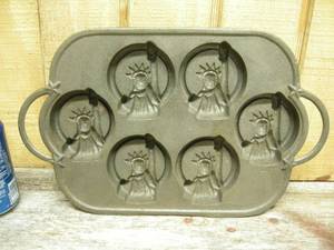 lot 107 image: Vintage Rowoco Statue of Liberty Cast Muffin Cornbread Pan