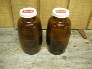 lot 123 image: Vintage Schmidt Beer Barrel Shakers