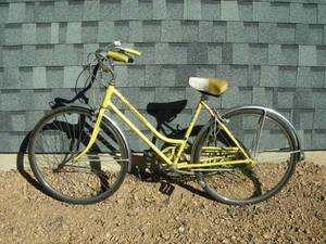 lot 149 image: Vintage Schwinn Breeze Womans Bicycle
