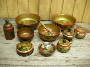 lot 252 image: Vintage Handpainted Russia Folk Art Pieces