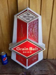 lot 23 image: Vintage Grain Belt Beer Light