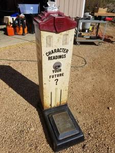lot 34 image: Antique American Scale Mfg Co Your Wate and Fate Character Readings Machine