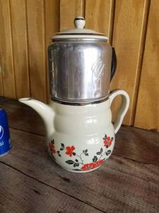 lot 74 image: Vintage Hall Pottery Poppy 8 Cup Coffee Pot