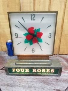 lot 132 image: Vintage Four Roses Light-up Advertiser Clock