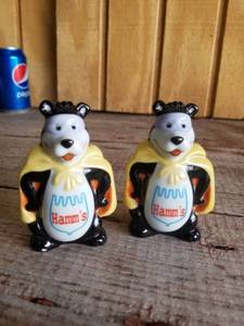 lot 128 image: Hamms Bear Shaker Set