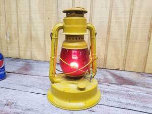 lot 189 image: Vintage Dietz Little Giant 70hr Lantern
