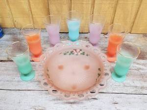 lot 237 image: Pink Depression Frosted Mayfair Bowl and 7 Frosted Gold Rim Lemonade Glasses