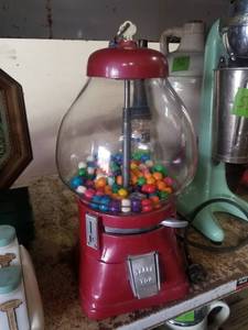 lot 33 image: Fabulous Antique Regal 1c Gumball Machine