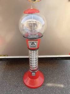 lot 28 image: 25 Cent Gumball Machine With Key