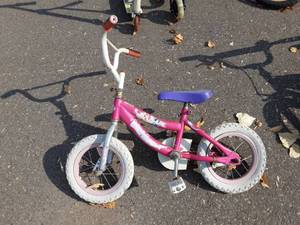 lot 35 image: Huffy 12 Girls Bike