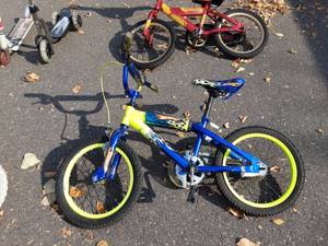 lot 37 image: Hot Wheels Boys 16 Bike