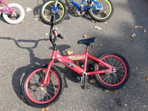 lot 38 image: Huffy CARS Boys 16 Boys Bike