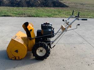 lot 2 image: MTD Snowflite 10hp Snowblower