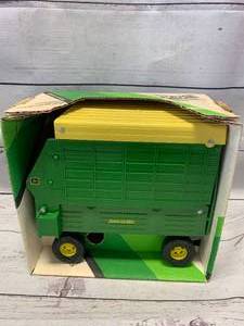 lot 16 image: Vintage Ertl John Deere Forage Wagon