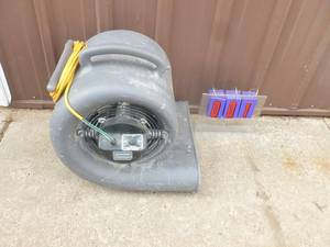 lot 1 image: Nilfisk floor blower. Wants to start but just buzzes. As shown.