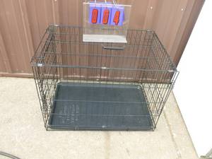 lot 4 image: Collapsible pet kennel. Lightly used. 30 x 20 x 20. As shown.