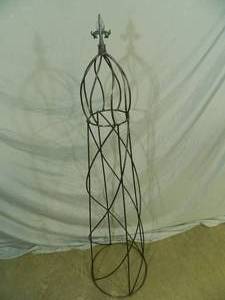 lot 33 image: New Metal Garden Art  Vine Trellis Small