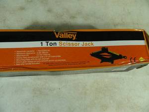 lot 47 image: New 1 Ton Scissor Jack