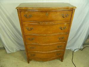 lot 8E image: 5 Drawer Dresser Chest