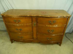 lot 8F image: 6 Drawer Dresser
