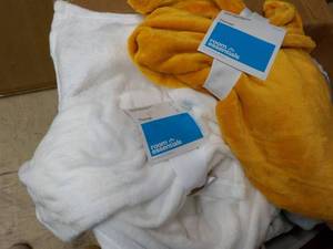lot 1 image: 2 Room Essentials Throws 50 x 60...