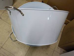 lot 44 image: Large Beverage Tub...