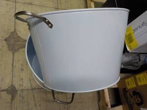 lot 45 image: Medium Beverage Tub...