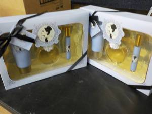 lot 61 image: Set of 2 Ariana Grande Fragrance Gi...