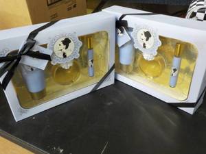 lot 62 image: Set of 2 Ariana Grande Fragrance Gi...