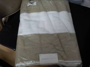 lot 65 image: Caroline Collection Large Bath Towe...