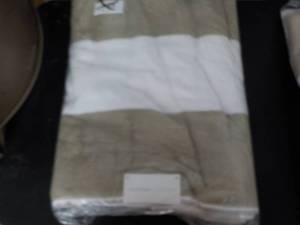 lot 66 image: Caroline Collection Large Bath Towe...